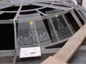 Konstrukce připravená pro osazení vyčištěných dekorovaných skel